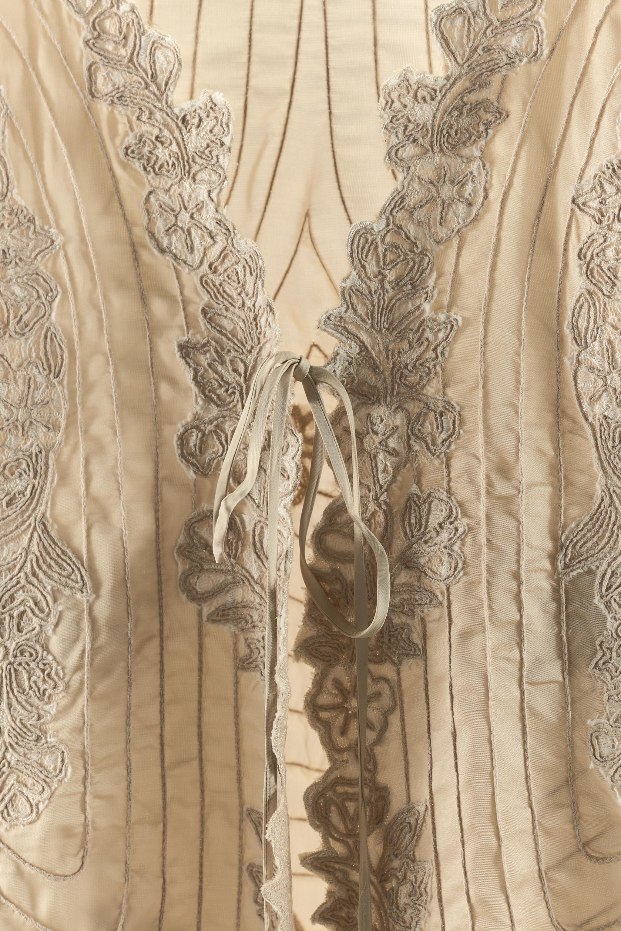 FLORAL EMBROIDERED SATIN EFFECT CAPE